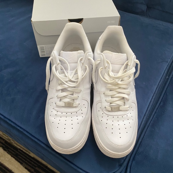 Clean White Nike Airforce 1 ( low top) - Comes with box - Picture 2 of 4